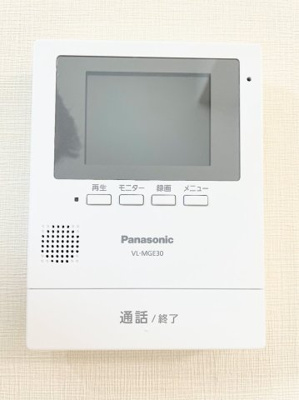 【防犯設備】 | メゾン桜が丘1号棟 | ◆玄関に行かなくても来訪者が確認でき、ハンズフリーで会話をすることが出来ます。モニターを確認する事によって防犯効果も高まります。