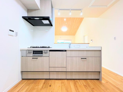【キッチン】 | メゾン桜が丘1号棟 | ◆デザイン性と機能性を兼ね備えたキッチンです。リビングスペースとの一体感が生まれ、広々空間を演出してくれます。