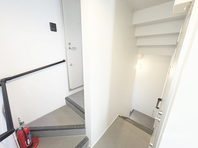 アンベリール北赤羽のその他共用部分|室内階段です
