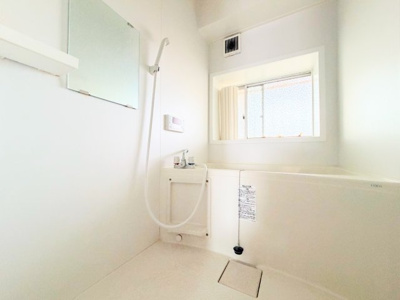 【浴室】 | 美しが丘コーポ | ◆モダンデザインの空間が気持ちよさを高めてくれるバスルーム。すっきりとした清潔感の中に都会的なセンスが感じられ、心身をリフレッシュできる寛ぎを深めてくれるスペースです。