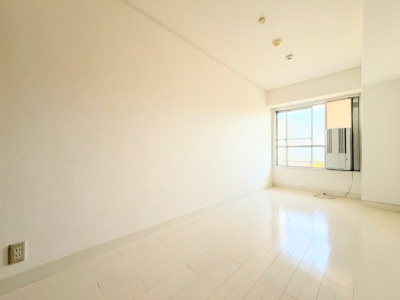 【洋室】 | 美しが丘コーポ | ◆柔らかい陽光が差し込む明るいお部屋を演出する設計。彩光の取れる窓が気持ちの良いお部屋を創り上げます。