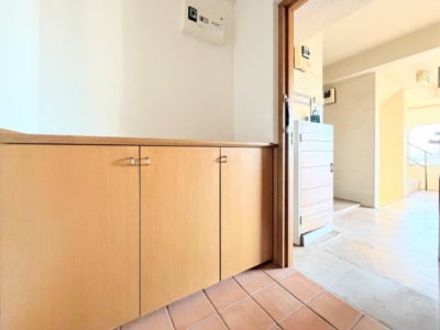 【玄関】 | 美しが丘コーポ | ◆明るい玄関です！散らかりやすい玄関もスッキリする大容量のシューズボックス付き。