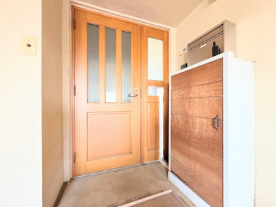 【玄関】 | 美しが丘コーポ | ◆光の渦が溢れた明るい玄関ホール。「おかえり」と「ただいま」が交差するお家の顔とも言える場所は爽やかで心地良い空間となっています。すっきり片付いた玄関で来客時にも自信が持てそう。