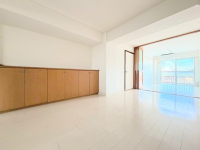 【居間・リビング】 | 美しが丘コーポ | ◆リビングは一日中太陽の光が射し込みます。家族が集まる空間は、自然と笑顔が溢れます！