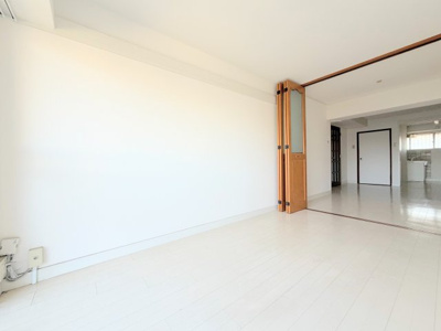 【居間・リビング】 | 美しが丘コーポ | ◆柔らかな色合いのフローリングと清潔感のあふれる白のクロスが明るい空間を創り出しているリビングダイニング。家族の集まる憩いの場にふさわしいです。