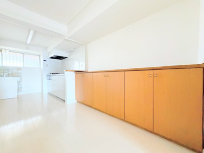 【キッチン】 | 美しが丘コーポ | ◆デザイン性と機能性を兼ね備えたキッチンです。リビングスペースとの一体感が生まれ、広々空間を演出してくれます。