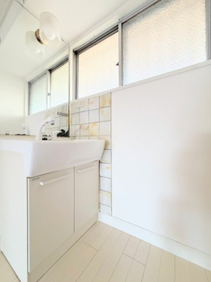 【独立洗面台】 | 美しが丘コーポ | ◆毎日使う場所だから、機能的で使いやすさに配慮したパウダールーム。すっきりと使えるように収納も豊富にご用意しています。