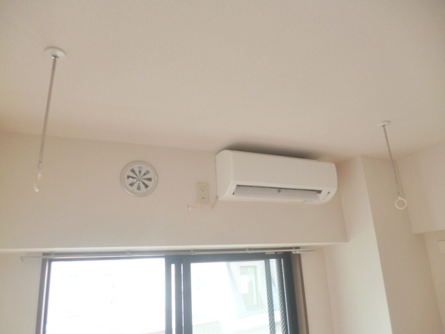 コンフォート吉祥寺の居間・リビング|★雨の日でも安心の室内物干しフック★