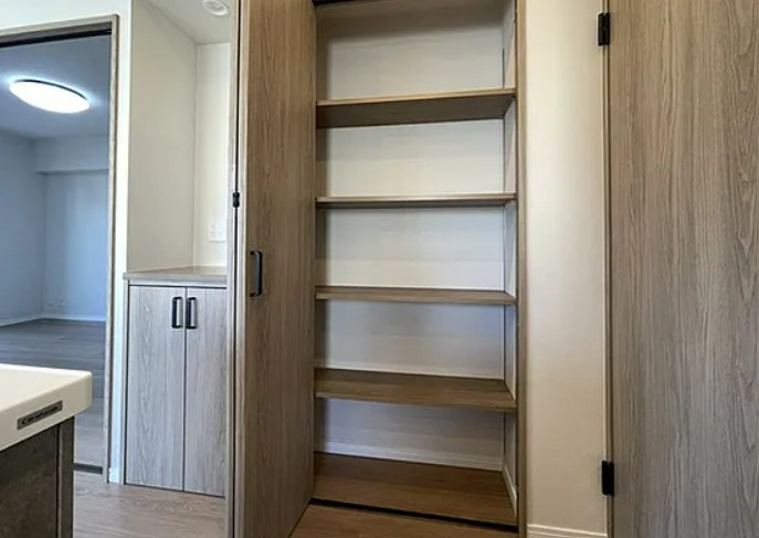 【中古マンション】キャッスルメジェール川越デュオステージの収納|【リフォーム完了】キッチン横収納
