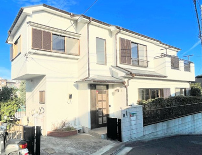 【外観】 | ◆保土ヶ谷区法泉　中古戸建◆ | ◆堂々たる趣ながら、主張し過ぎずどこか余裕を感じさせるシャープなフォルムで佇む邸宅は、晴天の空と照らし合わせる事で、本来あるべき完成形の姿を見せてくれます。

