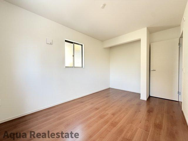 高松市三条町新築戸建の独立洗面台|独立洗面台、小物を置くことができて便利です