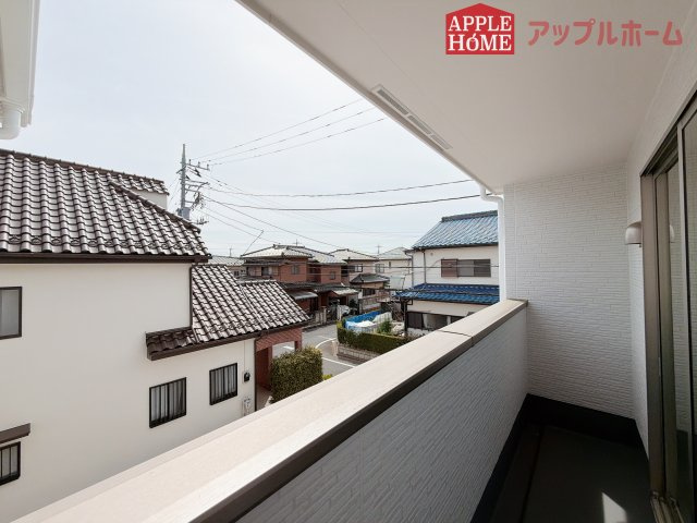 【新築住宅】坂戸市鶴舞 1期 全1棟のバルコニー|家族分の洗濯物もしっかり干せます。日当たりも良く、毎日のお洗濯が楽しくなりそう♪お布団は手軽に干せていつもポカポカに☆
