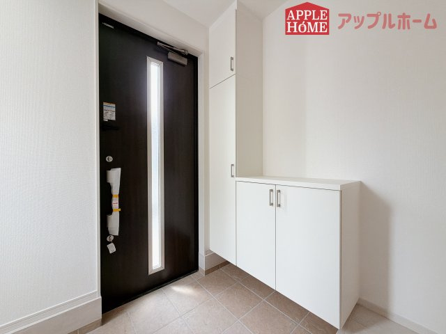 【新築住宅】坂戸市鶴舞 1期 全1棟の玄関|上下棚にたっぷり靴を収納できます。「ただいま」と玄関を開けた瞬間から、奥に広がる空間を明るい室内を感じられますね♪