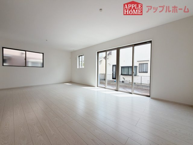 【新築住宅】坂戸市鶴舞 1期 全1棟の居間・リビング|窓から差し込む光で家族を温かく包み込みます。明るいリビングで子育てする喜びを☆いつでも見学可能です！