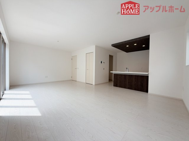 【新築住宅】坂戸市鶴舞 1期 全1棟の居間・リビング|広々リビング×対面キッチンで家族の会話も弾みます♪家族団らんの秘訣は間取りにあり☆夢のマイホームを一緒に叶えましょう！