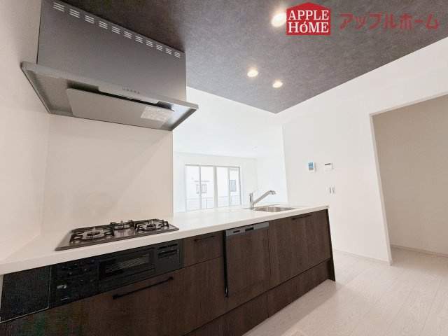 【新築住宅】坂戸市鶴舞 1期 全1棟のキッチン|キッチンから部屋中が見守れるので、小さなお子様がいるご家庭でも安心です。シンプル×ナチュラルな温かい空間は、どんなスタイルの家具も合わせやすいお部屋です。