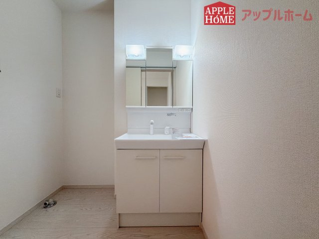 【新築住宅】坂戸市鶴舞 1期 全1棟の独立洗面台|三面鏡付きの洗面化粧台ですので、たっぷりと収納いただけます。白を基調とした清潔感のある快適空間です。毎日の身支度も気持ち良くお使い頂けます！！