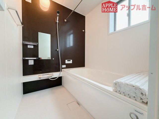 【新築住宅】坂戸市鶴舞 1期 全1棟の浴室|窓付きのバスルームは、採光もあり明るく気持ちの良い空間です。窓があることで、換気環境も良好。掃除もスムーズに出来ます♪