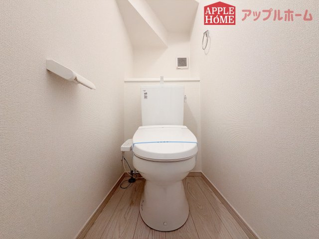 【新築住宅】坂戸市鶴舞 1期 全1棟のトイレ|温水洗浄器付き便座を標準装備してます♪窓付きで明るく、快適空間となっております。毎日使う場所だからこその配慮です。