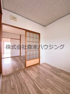【居間・リビング】 | 　ブルースカイハイツ新森 | ※同タイプ別室の写真となります。
　設備内容など相違がある場合あくまで現状優先となります。