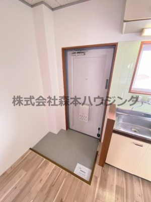 【玄関】 | 　ブルースカイハイツ新森 | ※同タイプ別室の写真となります。
　設備内容など相違がある場合あくまで現状優先となります。