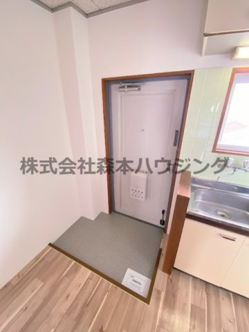 【玄関】 | 　ブルースカイハイツ新森 | ※同タイプ別室の写真となります。
　設備内容など相違がある場合あくまで現状優先となります。