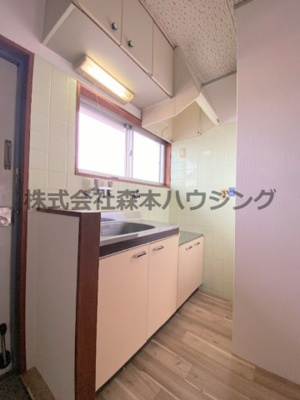 【キッチン】 | 　ブルースカイハイツ新森 | ※同タイプ別室の写真となります。
　設備内容など相違がある場合あくまで現状優先となります。