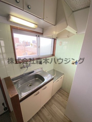 【キッチン】 | 　ブルースカイハイツ新森 | ※同タイプ別室の写真となります。
　設備内容など相違がある場合あくまで現状優先となります。