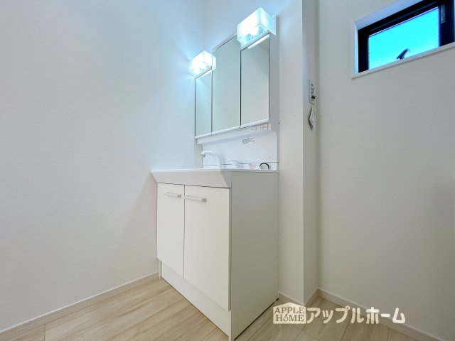 【新築住宅】比企郡嵐山町 15期の独立洗面台|ゆとりの洗面スペースで朝の身支度も快適スムーズに。３面鏡で髪のセットやお化粧もストレスなくこなせ、朝から気分良く通勤通学に向かえそうですね！鏡の裏にはたっぷりと収納スペースを標準装備