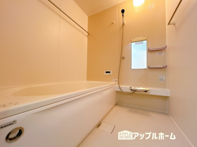 【新築住宅】比企郡嵐山町 15期の浴室|日常の疲れを癒やすここちのよいユニットバス。お手入れが簡単になる工夫が凝らされているため、手間をかけずに清潔さを保てます。