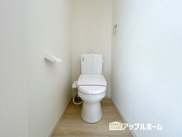 【新築住宅】比企郡嵐山町 15期のトイレ|白を基調とした清潔感のある明るい空間。温水洗浄便座付きで、毎日快適・清潔に使用できます。操作しやすい壁面リモコンを採用しています。