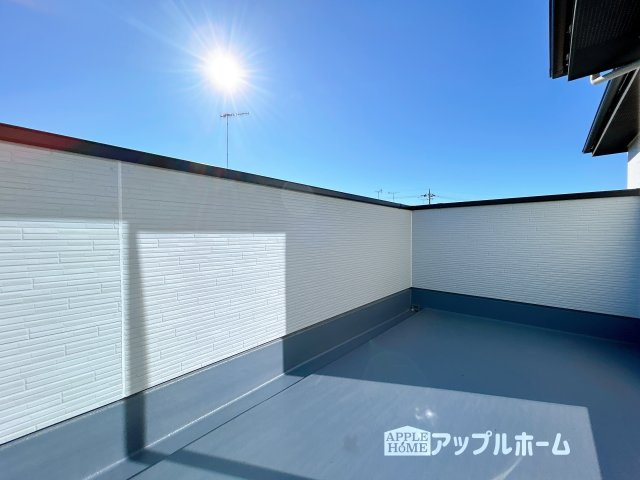 【新築住宅】比企郡嵐山町 15期のバルコニー|奥行を広めに取ったバルコニー♪家族分の洗濯物もしっかり干せます。日当たりも良く、毎日のお洗濯が楽しくなりそう♪