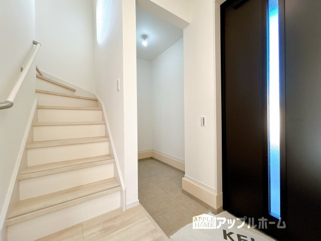 【新築住宅】比企郡嵐山町 15期の玄関|住まう人も来客も入った時にワクワクさせてくれるオシャレな玄関♪収納もたっぷりあるので、靴がたくさんあっても安心！