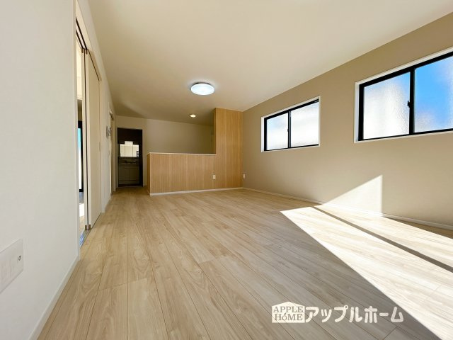 【新築住宅】比企郡嵐山町 15期の居間・リビング|広々リビング×対面キッチンで家族の会話も弾みます♪家族団らんの秘訣は間取りにあり☆夢のマイホームを一緒に叶えましょう！