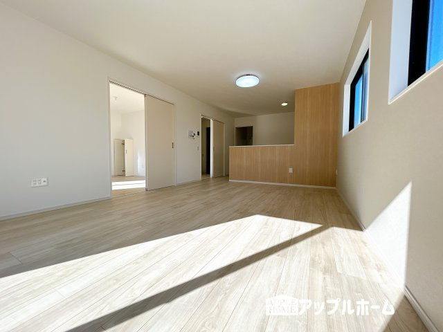 【新築住宅】比企郡嵐山町 15期の居間・リビング|窓から差し込む光で家族を温かく包み込みます。明るいリビングで子育てする喜びを☆いつでも見学可能です！