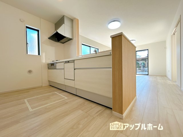 【新築住宅】比企郡嵐山町 15期のキッチン|見栄えもよくお手入れもスムーズに出来ます。豊富な収納力もございますので、キッチンスペースをスッキリとお使い頂けそうです。