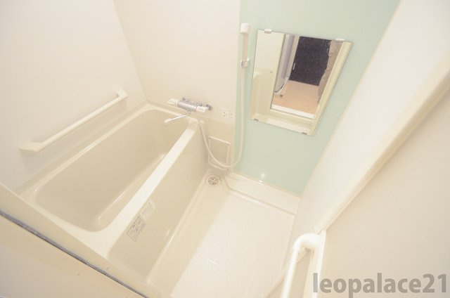 レオネクスト袖広の浴室|実際のお部屋と異なる場合がございます。