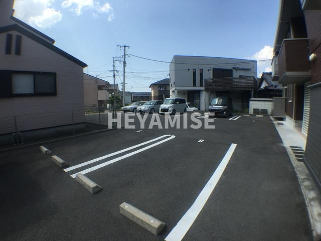 ラ　プリミエール　エストワールの駐車場