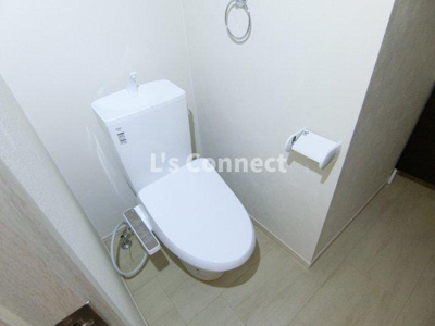 【トイレ】 | メリディアン川平伍番館 | 温水洗浄便座付きのトイレ。