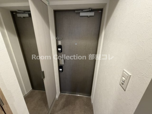 プレサンスジェネ千種内山Ⅱの玄関|同シリーズイメージ写真
反転色違い
現況と異なる場合現況優先