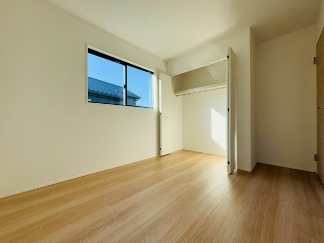 高知市介良乙9期4棟 2号棟の洋室|明るい日差しが心地よい洋室。大容量収納でお部屋もすっきり」