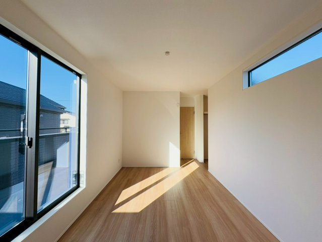 高知市介良乙9期4棟 2号棟の洋室|二面採光で陽光たっぷり。開放感のある気持ちよい主寝室