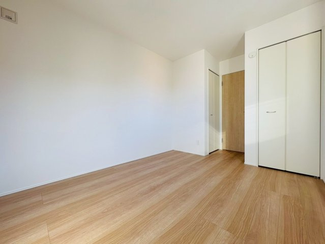 高知市介良乙9期4棟 2号棟の洋室|シンプルで家具配置がしやすい洋室。収納も備え使い勝手◎