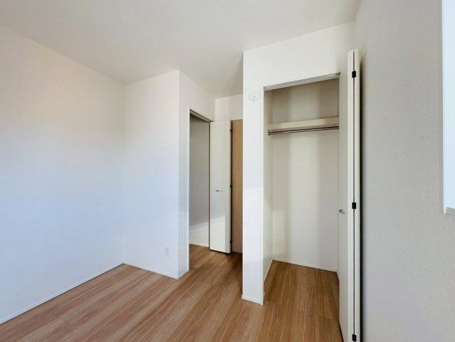 高知市介良乙9期4棟 2号棟の収納|クローゼット完備で収納も安心。すっきり暮らせる明るい洋室