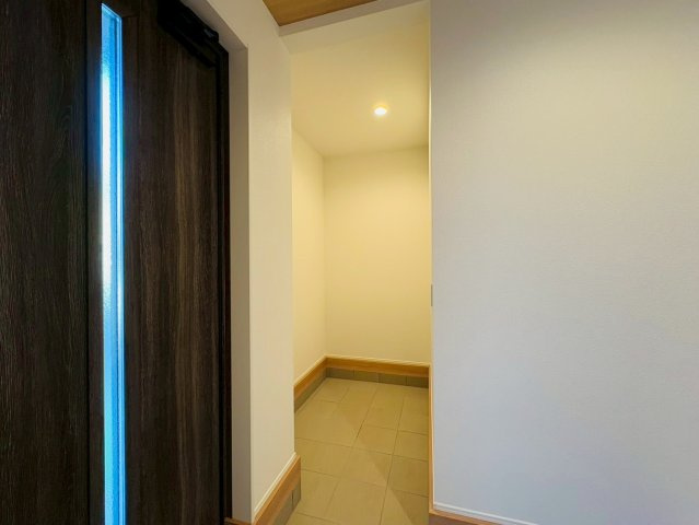 高知市介良乙9期4棟 2号棟の収納|土間スペースは収納やベビーカー置きに便利。玄関が広く使える