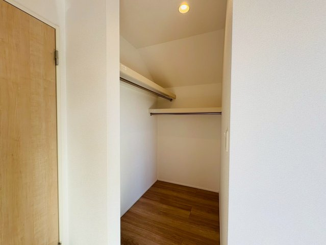 高知市介良乙9期4棟 2号棟の収納|季節物もたっぷり収納できるWIC。衣類整理がスムーズに
