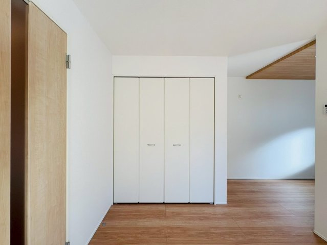 高知市介良乙9期4棟 2号棟の収納|大きな収納で生活感を隠せるリビング。空間を広く使えます