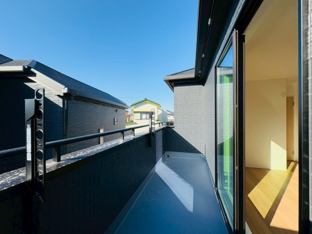 高知市介良乙9期4棟 2号棟のバルコニー|陽当たりのよいバルコニー。洗濯や布団干しが気持ちよくできる