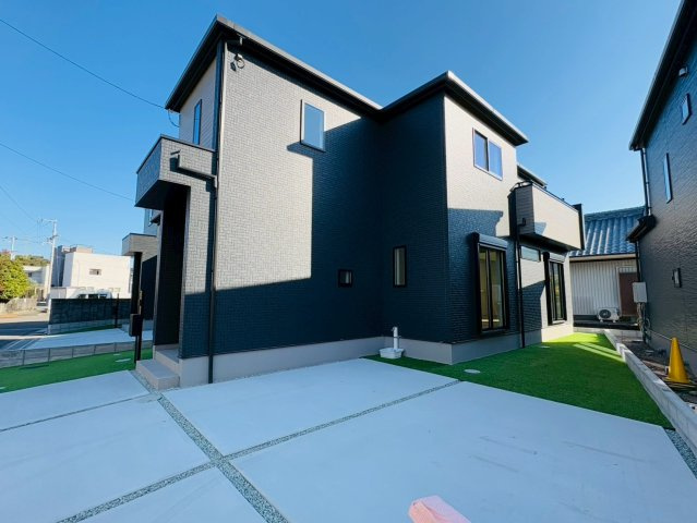 高知市介良乙9期4棟 2号棟の外観|駐車2台可のゆとりある敷地。南向きで明るい暮らしが叶います