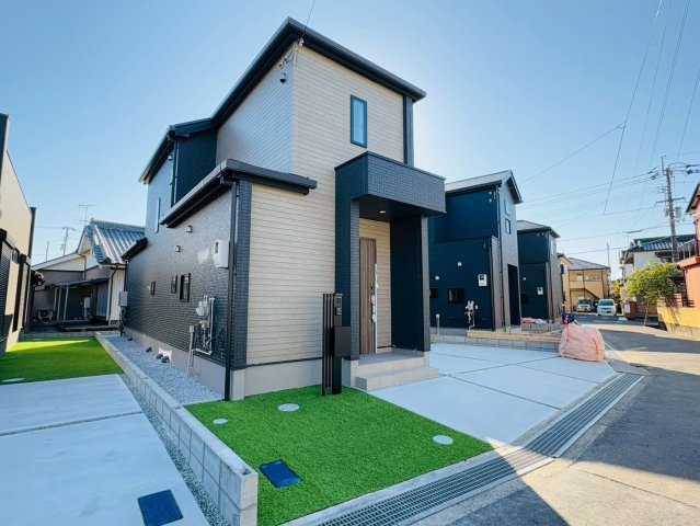 高知市介良乙9期4棟 2号棟の外観|落ち着いた街並みに佇む新築。駐車もゆったり確保された住まい